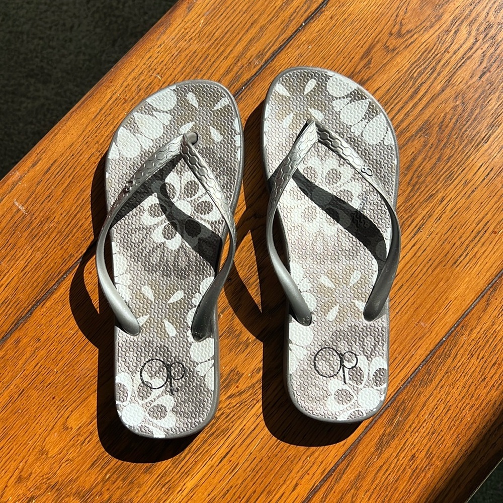OP flip flops size 5/6 silver/grey white and grey design
